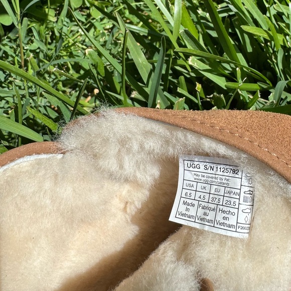 UGG Cory Il Genuine
Shearling Lined Boot- Chestnut Suede size 6.5 - Picture 9 of 12